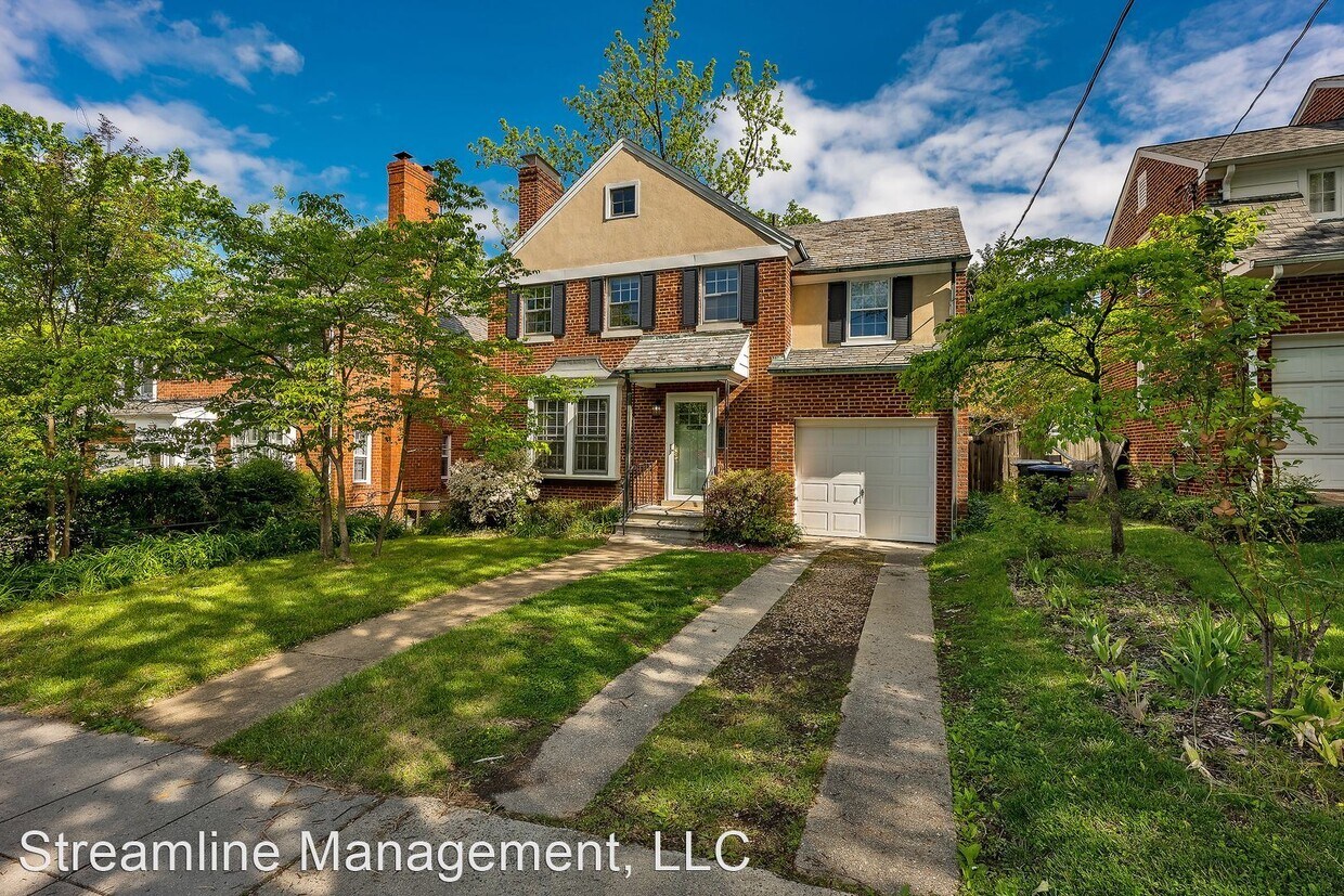 3 br, 3.5 bath House 4327 Albemarle St NW House Rental in