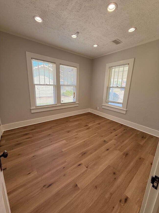 Building Photo - Fully Updated 3BR Home with Quartz Counters & Fenced Yard