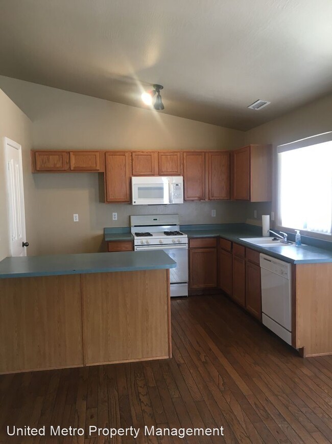Building Photo - 3 br, 2 bath House - 5335 N. Stetson Dr.
