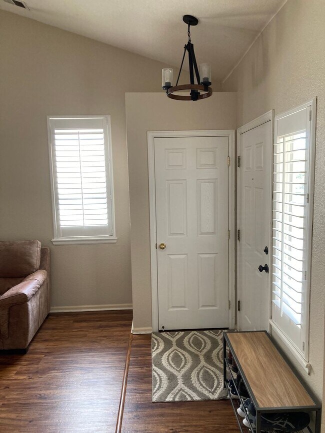 Foto del edificio - Updated 3 Bed Ranch + 2 Car garage