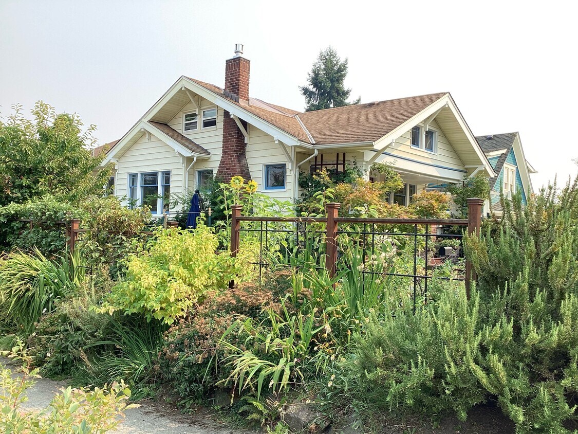 la casa - 6316 30th Ave NW