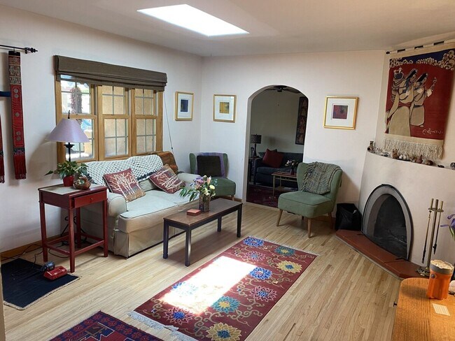 Foto del edificio - Unfurnished or Furnished - Santa Fe Style House & Studio on Rio Vista St.