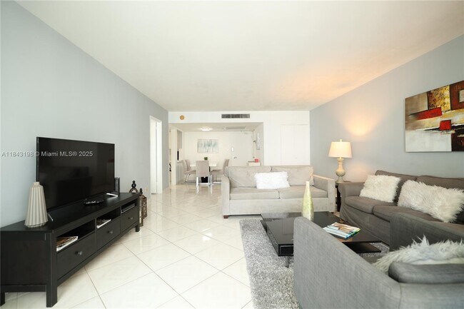 Foto del edificio - 5151 Collins Ave