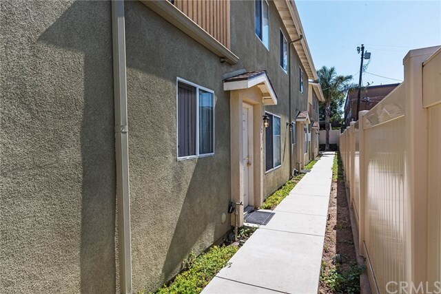 Foto del edificio - 1768 Newport Ave