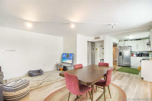 Building Photo - 4122 Collins Ave