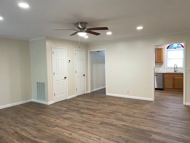 Building Photo - 306 Leisure Ct