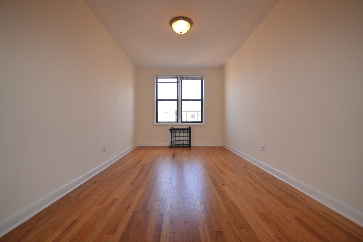 Foto principal - 98-08 Queens Blvd