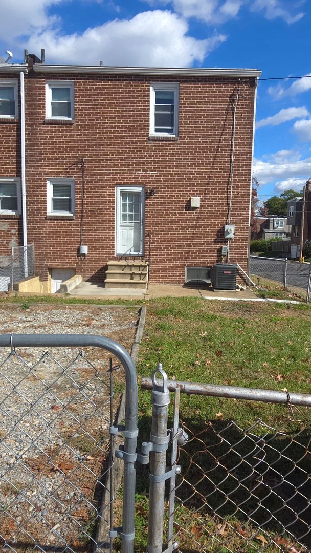 Building Photo - 3 bedroom, 1.5 bath end unit townhome