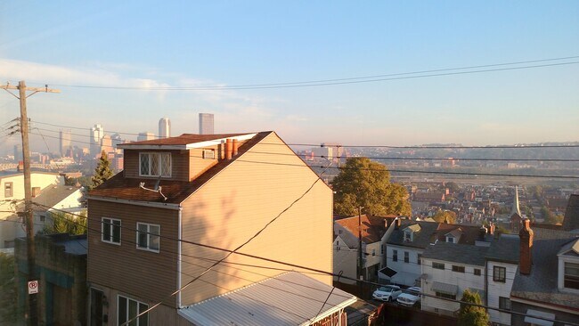 Foto del edificio - Large 2 Bed/1.5 Bath- Available August 1st! Central Air - Off Street Parking - Beautiful Back Yar...