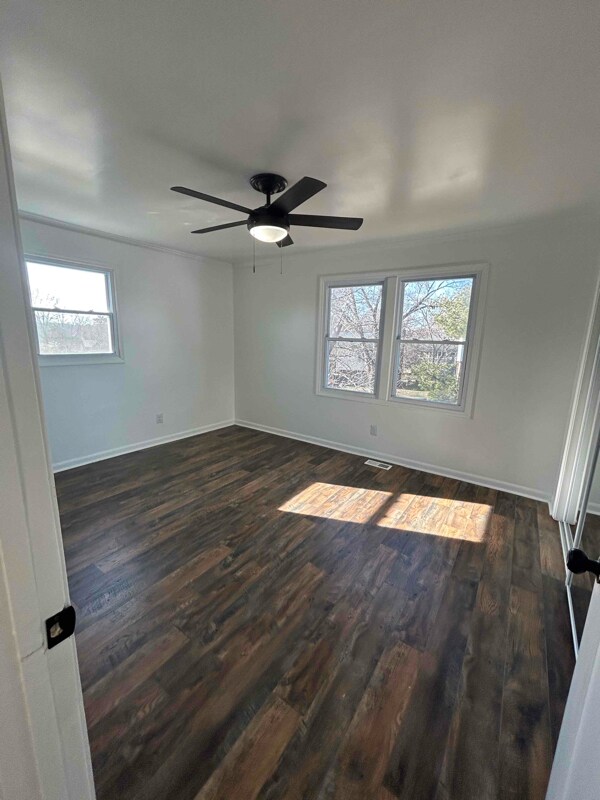 Foto del edificio - 317-319 Devonwood Ct