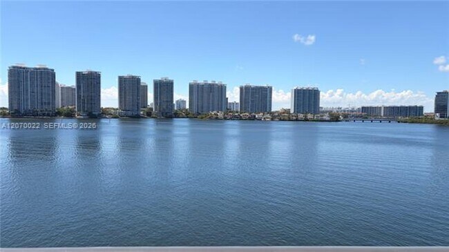 Foto del edificio - 17720 N Bay Rd