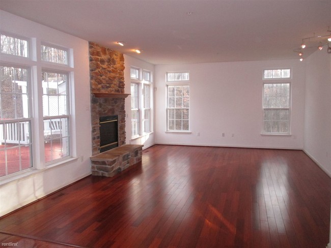 Foto del edificio - 5167 Glenn Dale Woods Ct