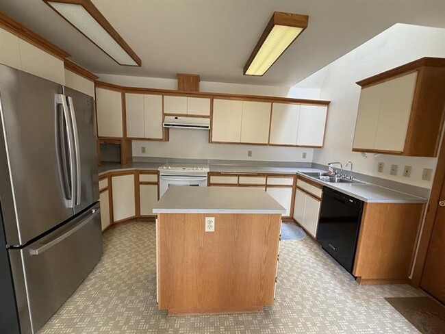 Building Photo - 10366 SW Riley Ct