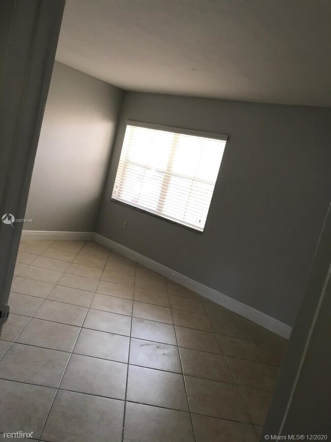 Building Photo - 1 br, 1 bath Condo - Coral Pointe Townhomes