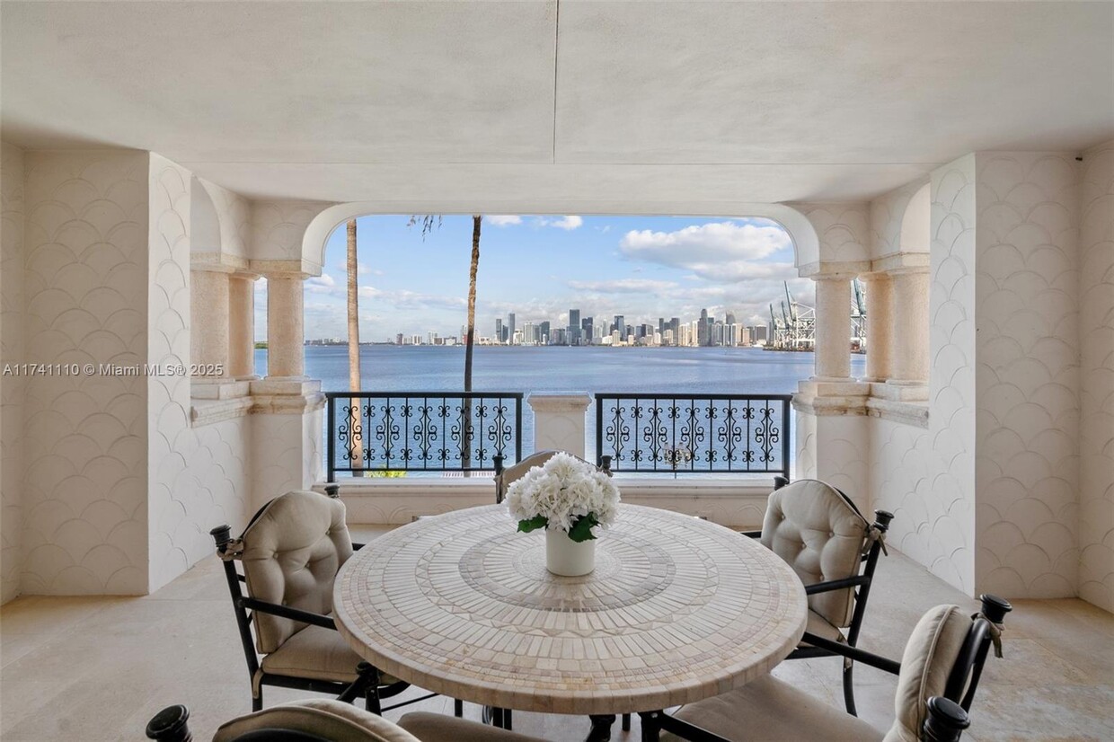 Foto principal - 5235 Fisher Island Dr