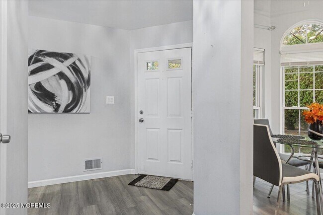 Foto del edificio - 292 Daisy Dr