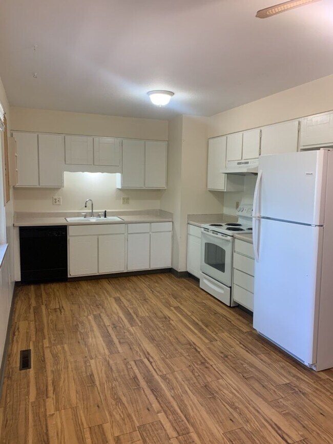 Foto del edificio - Mid-Town Single Family Home w/ Spacious Fenced Yard