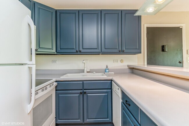 Building Photo - 5540 E Lake Dr