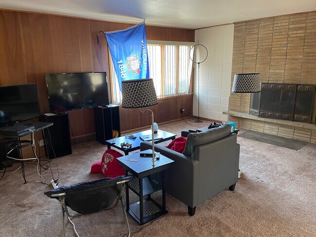 Living Room - 325 N Sherman Ave