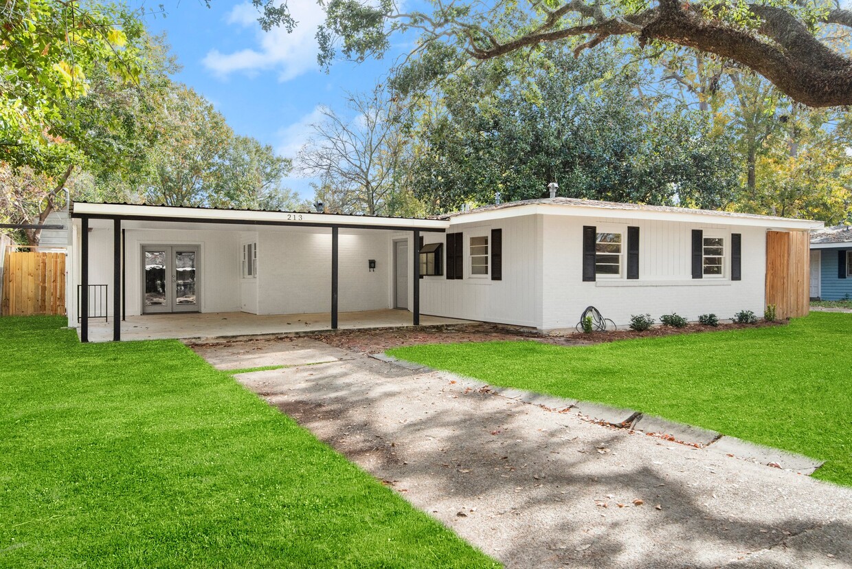 Primary Photo - 213 S Fairfax Dr