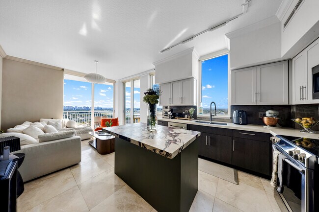 Foto del edificio - 1745 E Hallandale Beach Blvd