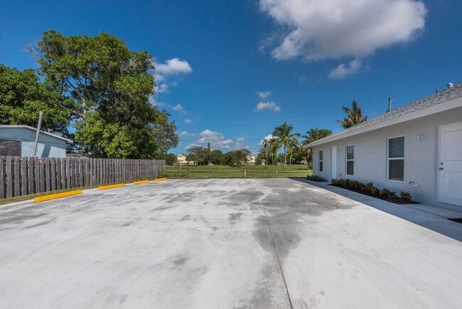 Building Photo - 1119 Osceola Dr