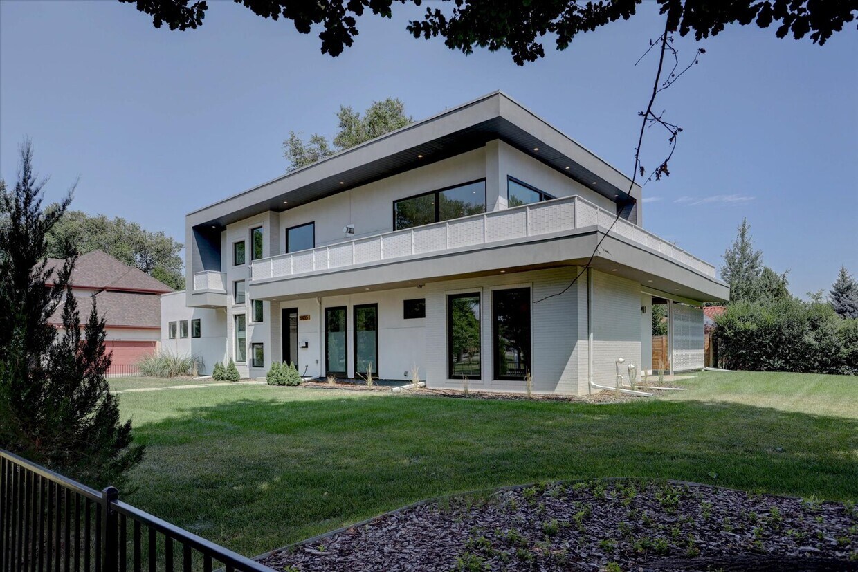 Foto principal - 6435 E 6th Ave Pkwy