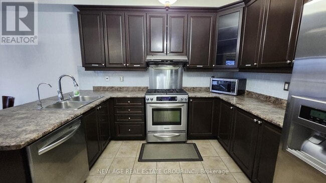 Building Photo - 80 Tatra Crescent