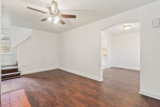 Building Photo - Renovated 2 Bedroom in Greenfield!