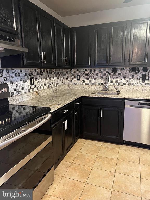 Building Photo - 6120 Fairwood Ave