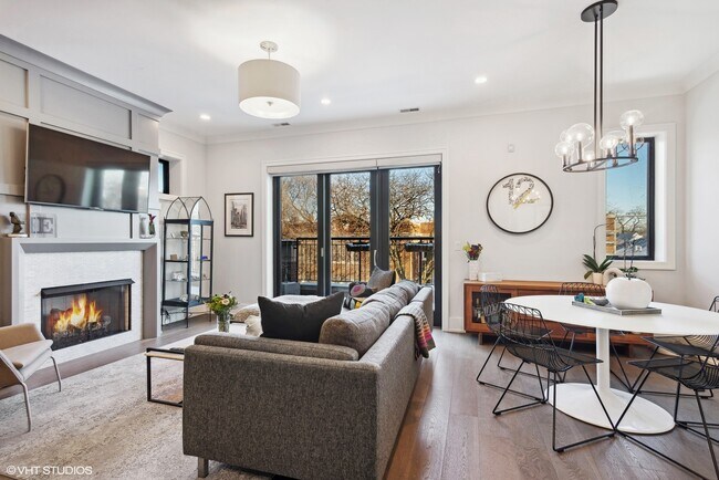 Living Room/Dining Area - 3946 N Hoyne Ave