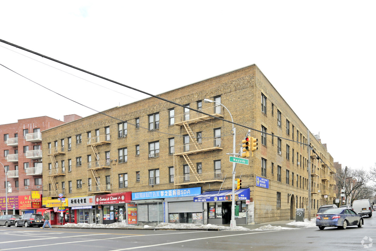 Foto principal - 4217-4227 College Point Blvd