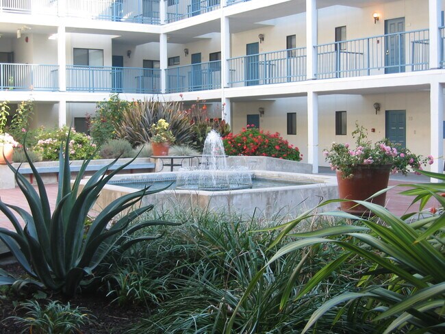 Court yard inside condo building - 4685 Albany Cir