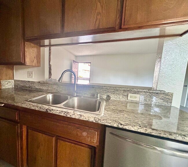 Foto del edificio - 9715 Charnock Ave