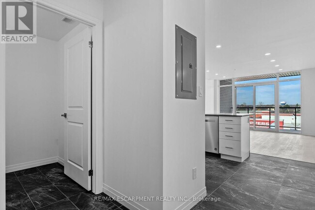 Building Photo - 5 Hamilton St N