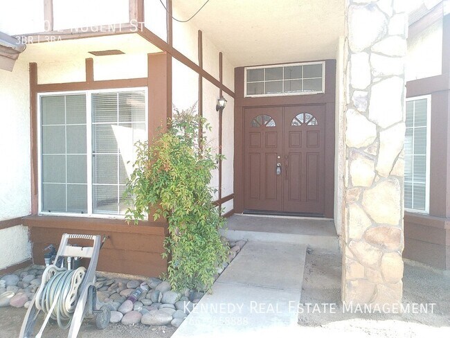 Foto del edificio - Spacious 3-Bedroom Home w/Bonus Room for L...