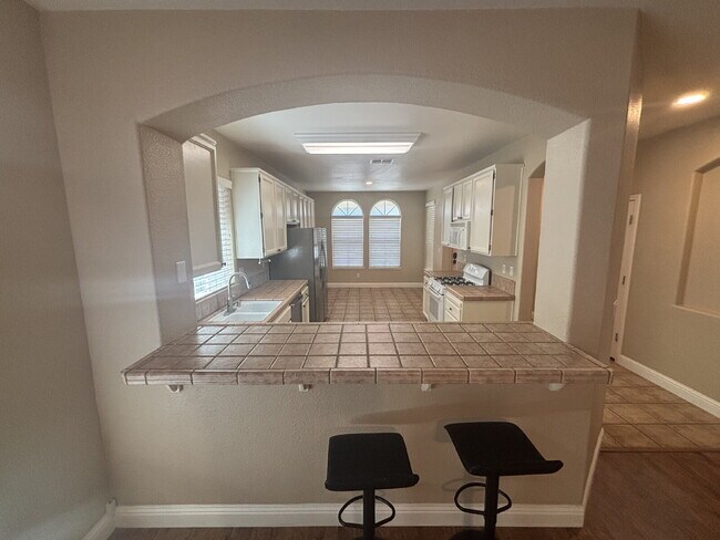 Foto del edificio - Available Now: 3 bed 2 bath home in Roseville