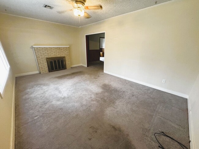 Foto del edificio - 3 Bedroom 1.5 Bath home w/fenced yard