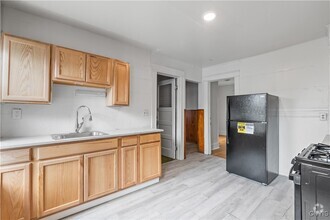 Building Photo - 148 Lilac St