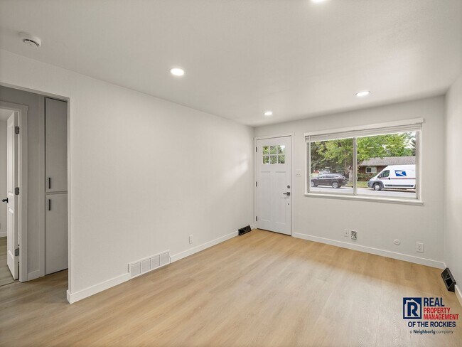 Building Photo - Brand New Remodeled Duplex with Fenced Yar...