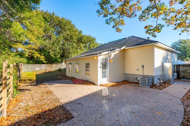 Foto del edificio - Spacious James Island Home off Fort Johnso...