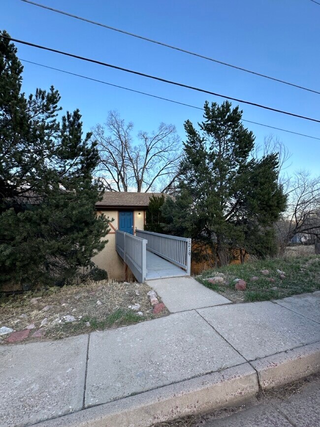 Building Photo - 1219 N Chestnut St