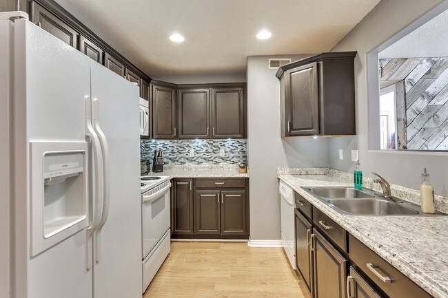 Foto del edificio - 30 W 7500 S