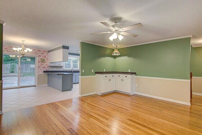 Foto del edificio - 2315 Treetop Ln