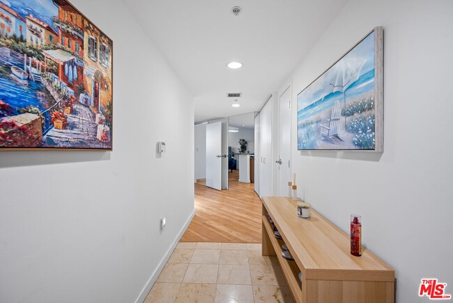 Building Photo - 13700 Marina Pointe Dr