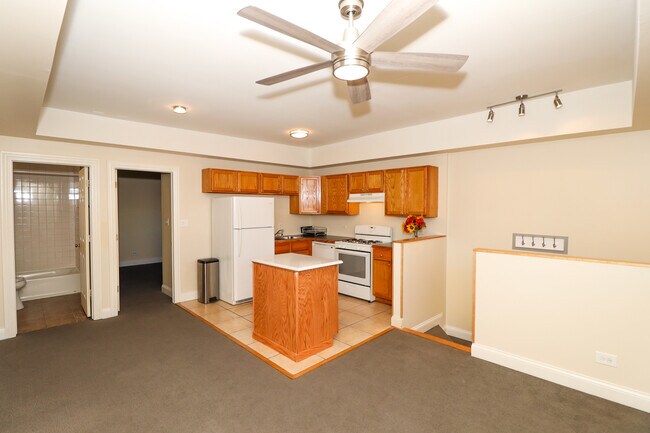 Building Photo - 559 W 42nd Pl