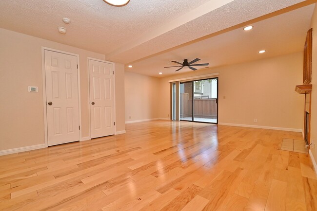 Building Photo - $3,625 / 3BR - GORGEOUS TOWNHOME IN CENTRAL NEWARK