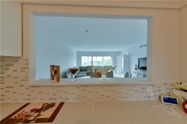 Building Photo - 2751 N Palm Aire Dr