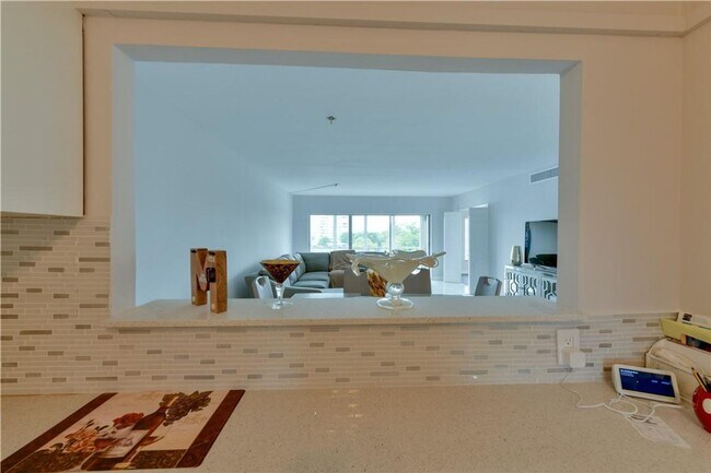 Foto del edificio - 2751 N Palm Aire Dr