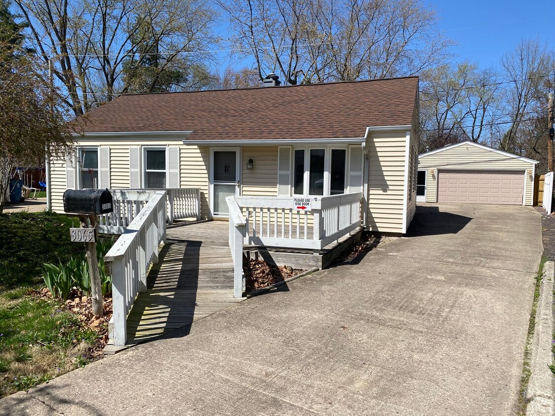 Primary Photo - 3br 1bth 2cg. Huge back yard